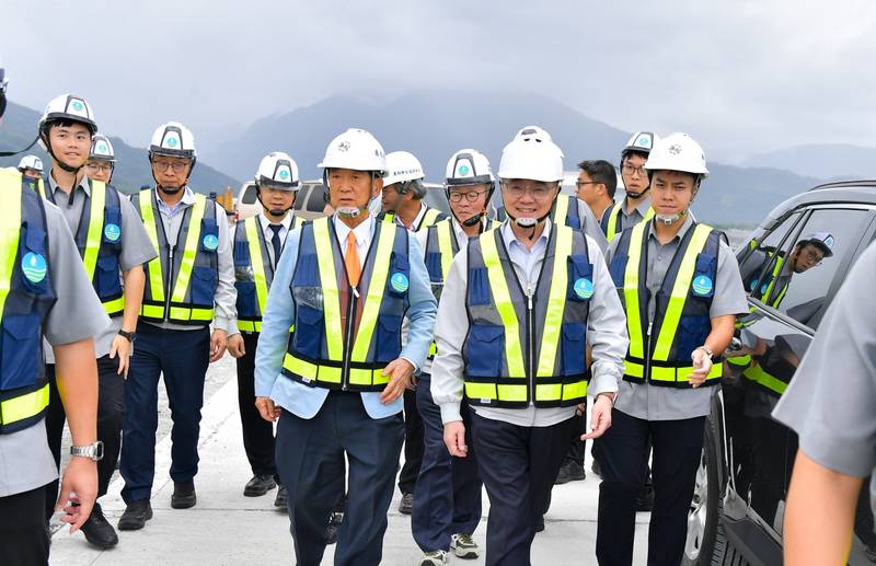 視察馬太鞍溪防洪工程進度 卓揆：打造南北兩岸四道堤防 提供花蓮鄉親雙重安全保障