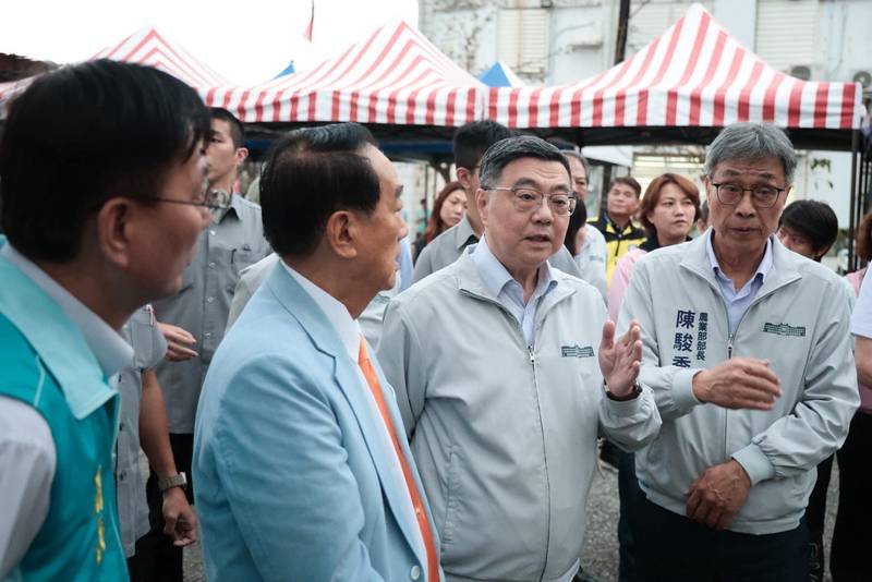 卓榮泰視察花蓮漁港 中央補助儲冰廠冷凍庫工程提高至70%