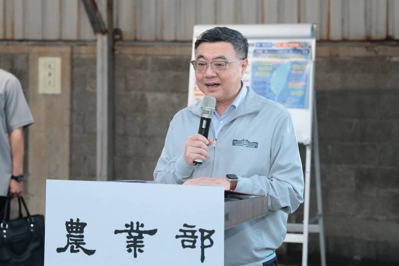 卓榮泰視察花蓮漁港 中央補助儲冰廠冷凍庫工程提高至70%