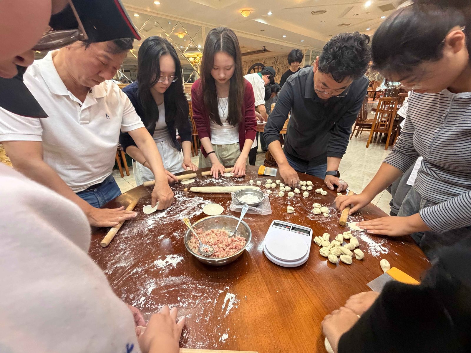 韓國完州郡青少年文化團訪喬治高職 技職交流體驗包小籠包