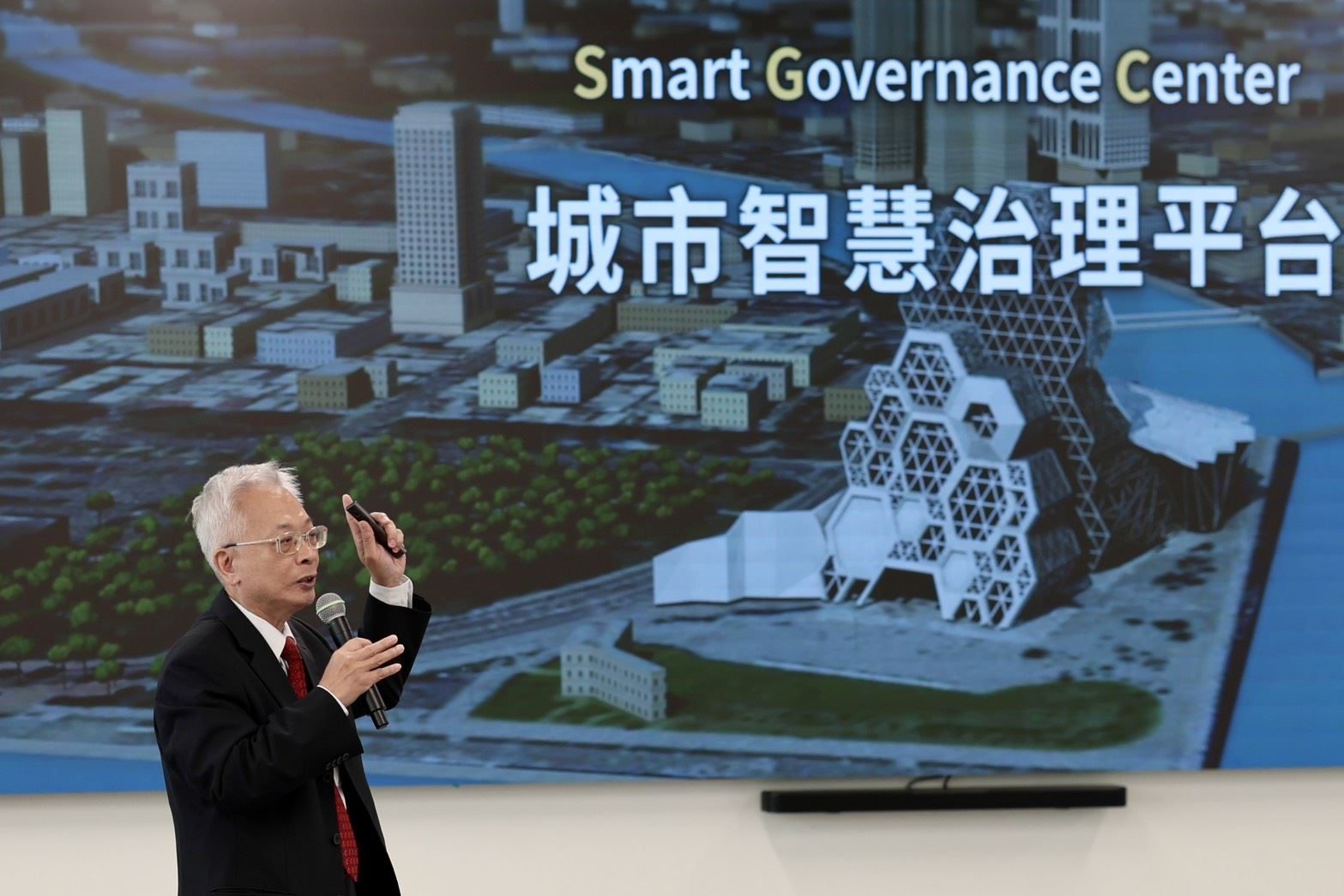 高雄 AI 燈塔計畫展現智慧治理成果 陳其邁:改善人民生活、提高行政效率