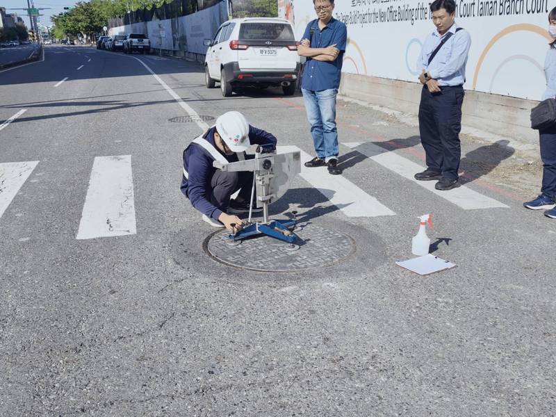 全國首創! 臺南孔蓋防滑入法 預計117年底逾28萬座改善完成