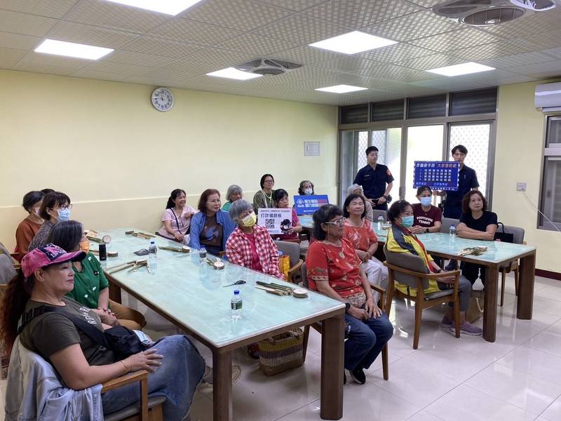 成功警走進三民國小媽媽教室 傳授防詐妙招守護民眾荷包