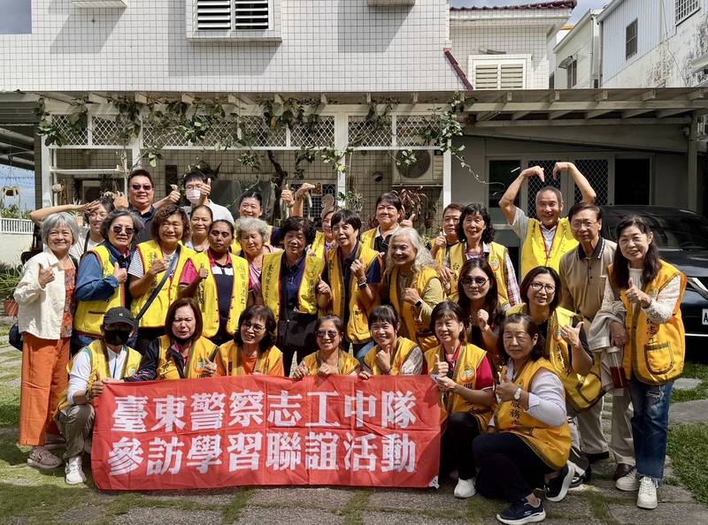 台東分局警察志工赴友蛇咖啡聯誼 近距離接觸蛇類