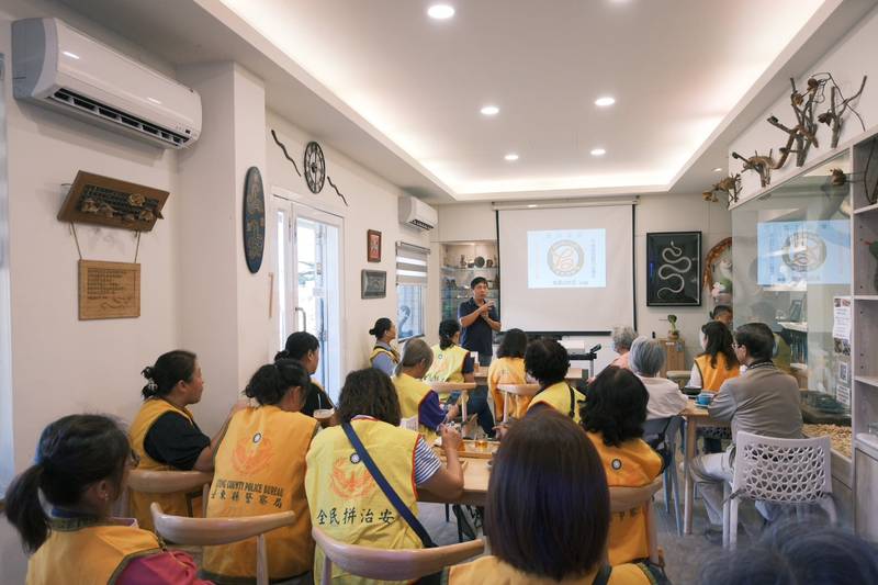 台東分局警察志工赴友蛇咖啡聯誼 近距離接觸蛇類