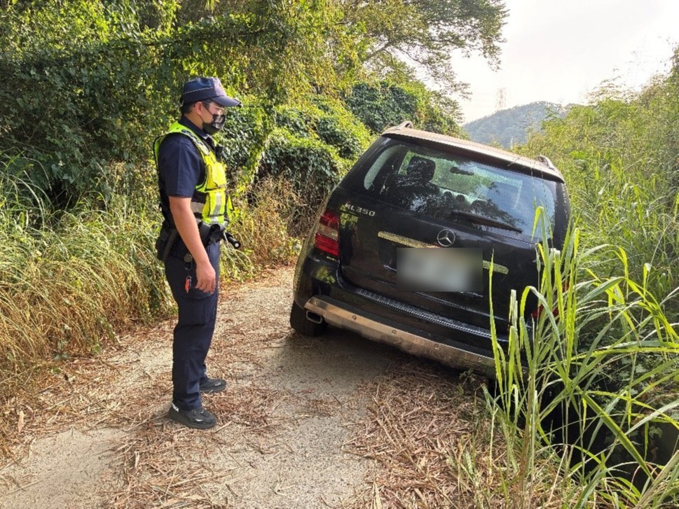 何姓老翁所乘車輛卡陷山溝，烏眉派出所警員到場協助（圖／通霄分局提供）