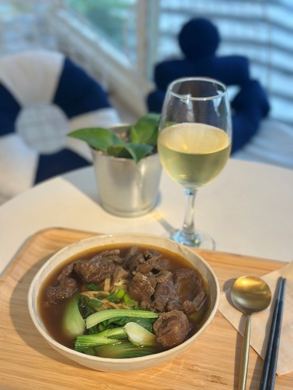 Jima Cafe提供牛肉麵等餐點(圖/基隆市政府文化觀光局)