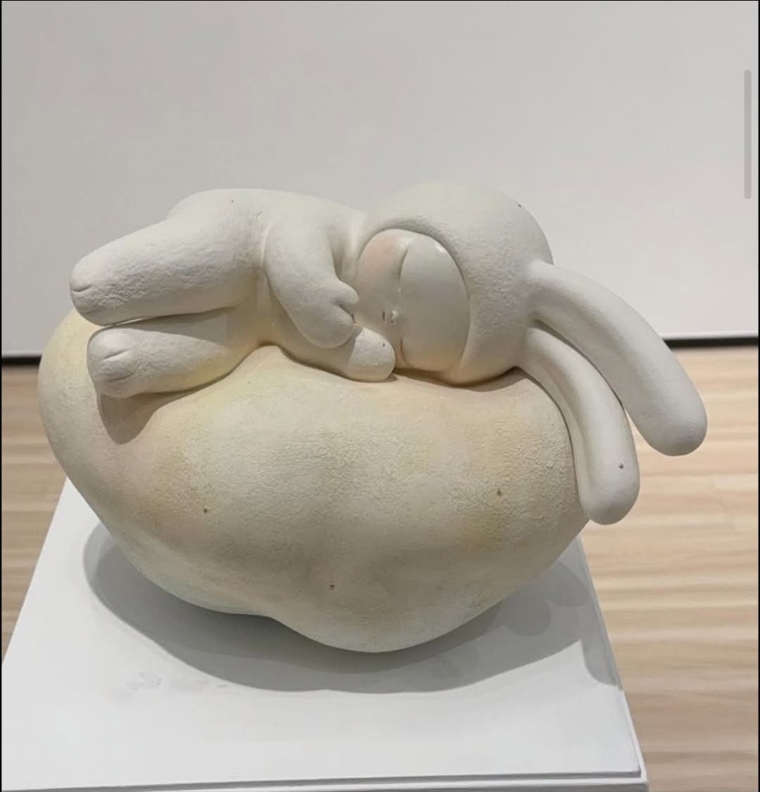 趴在石上熟睡的兔子造型雕塑