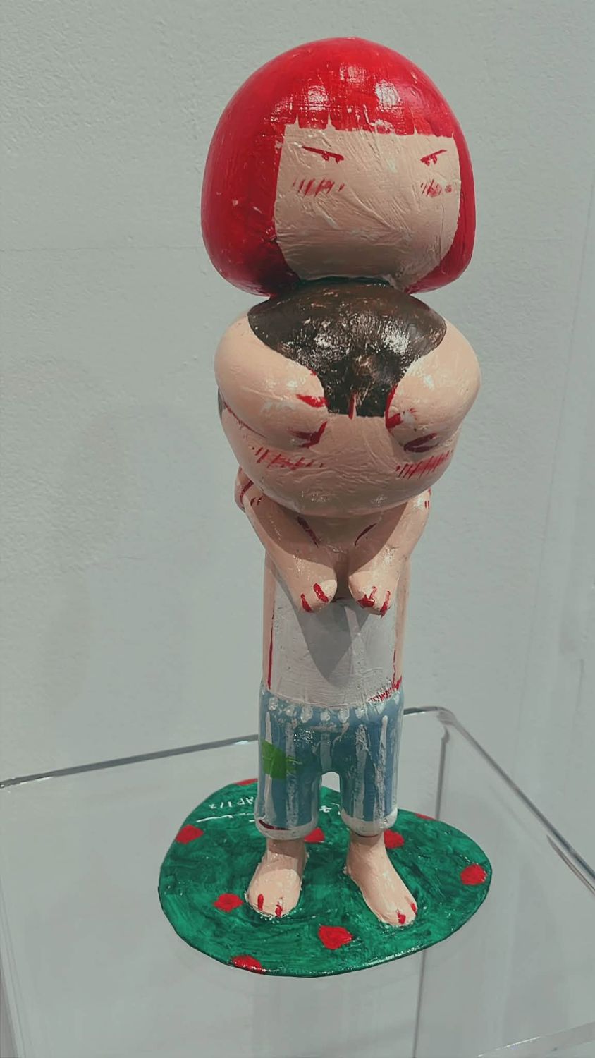 紅髮女孩手繪雕塑