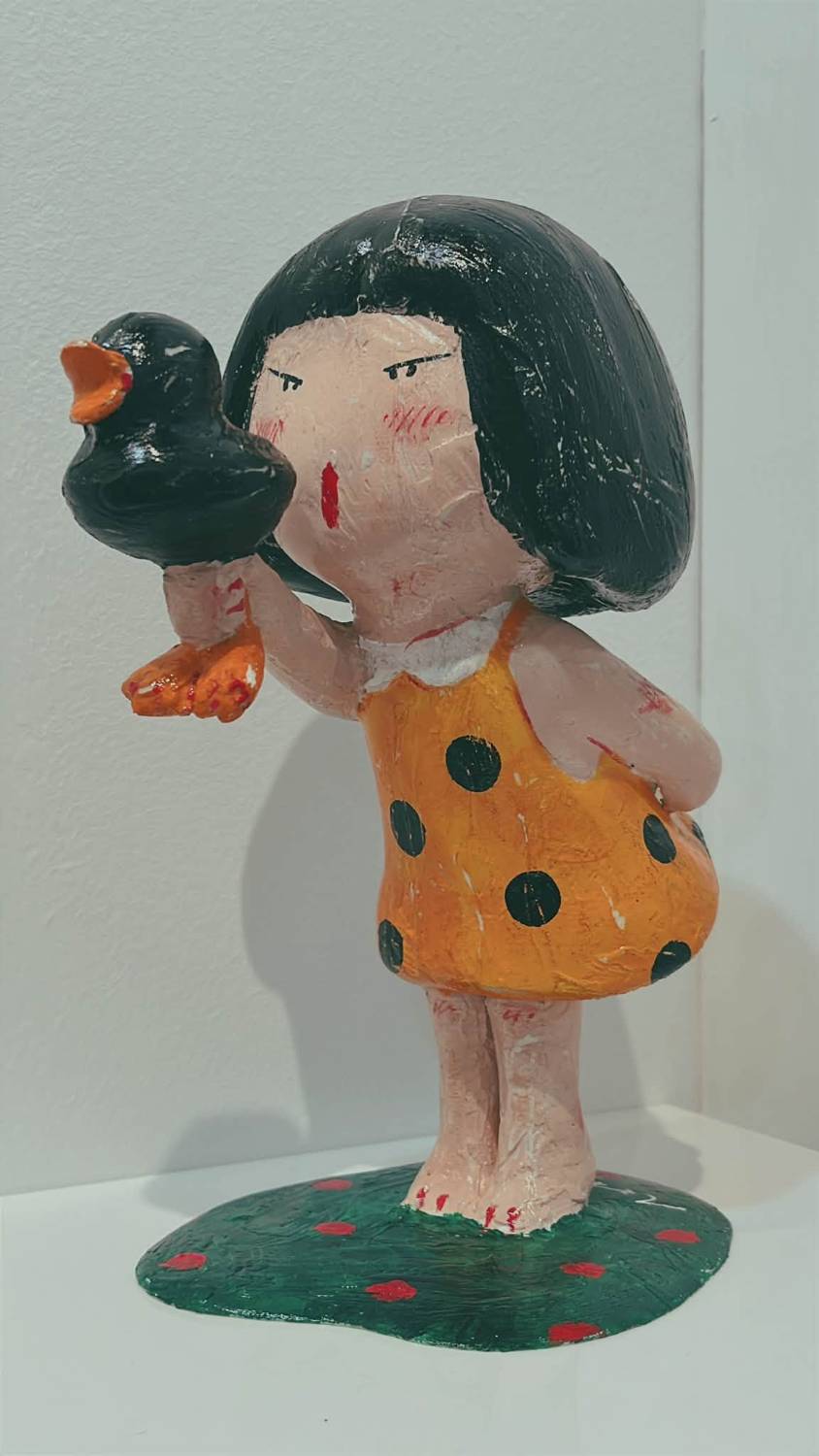 手舉黑鳥的女孩雕塑