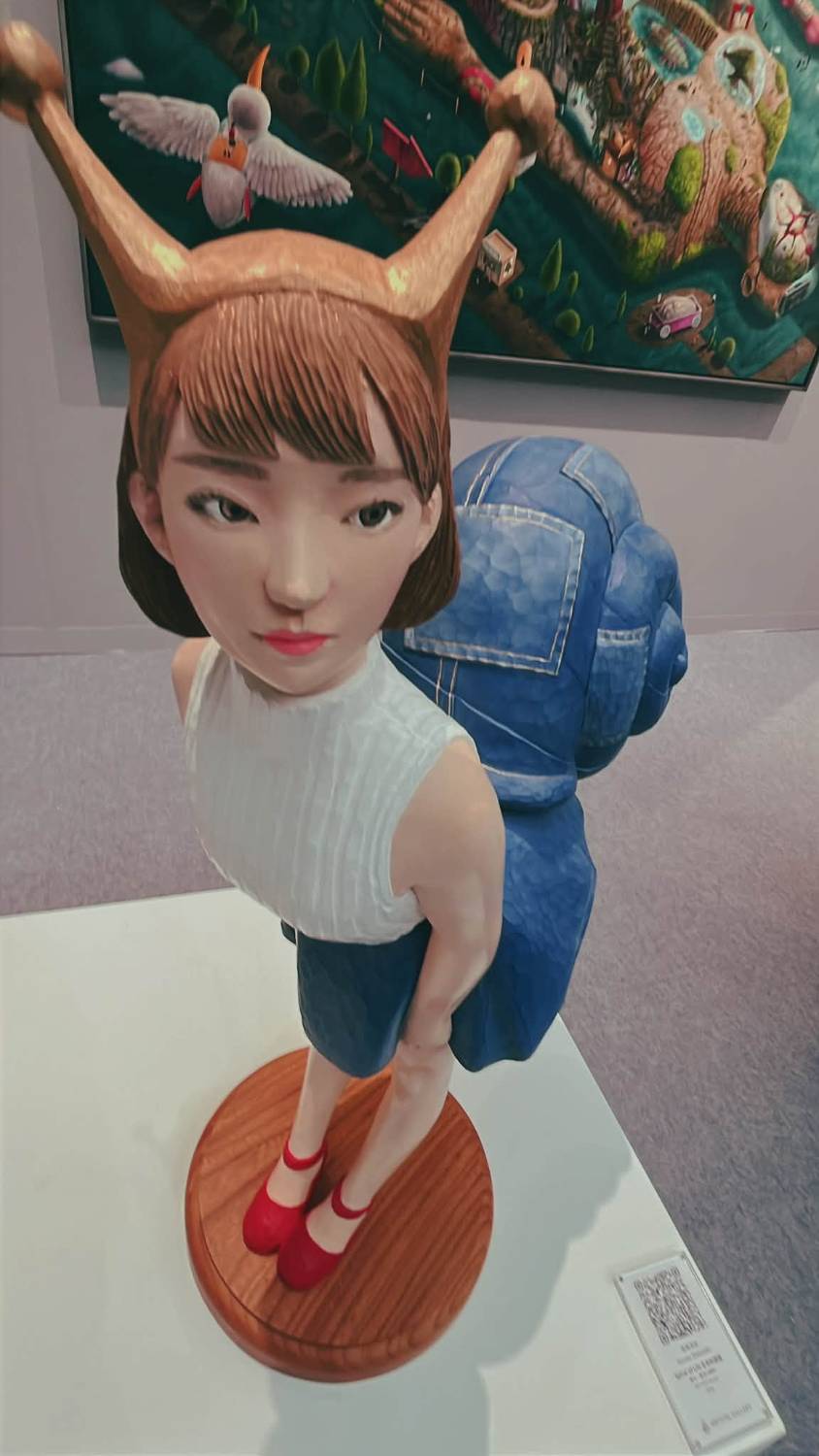 頭上長角的女孩木雕