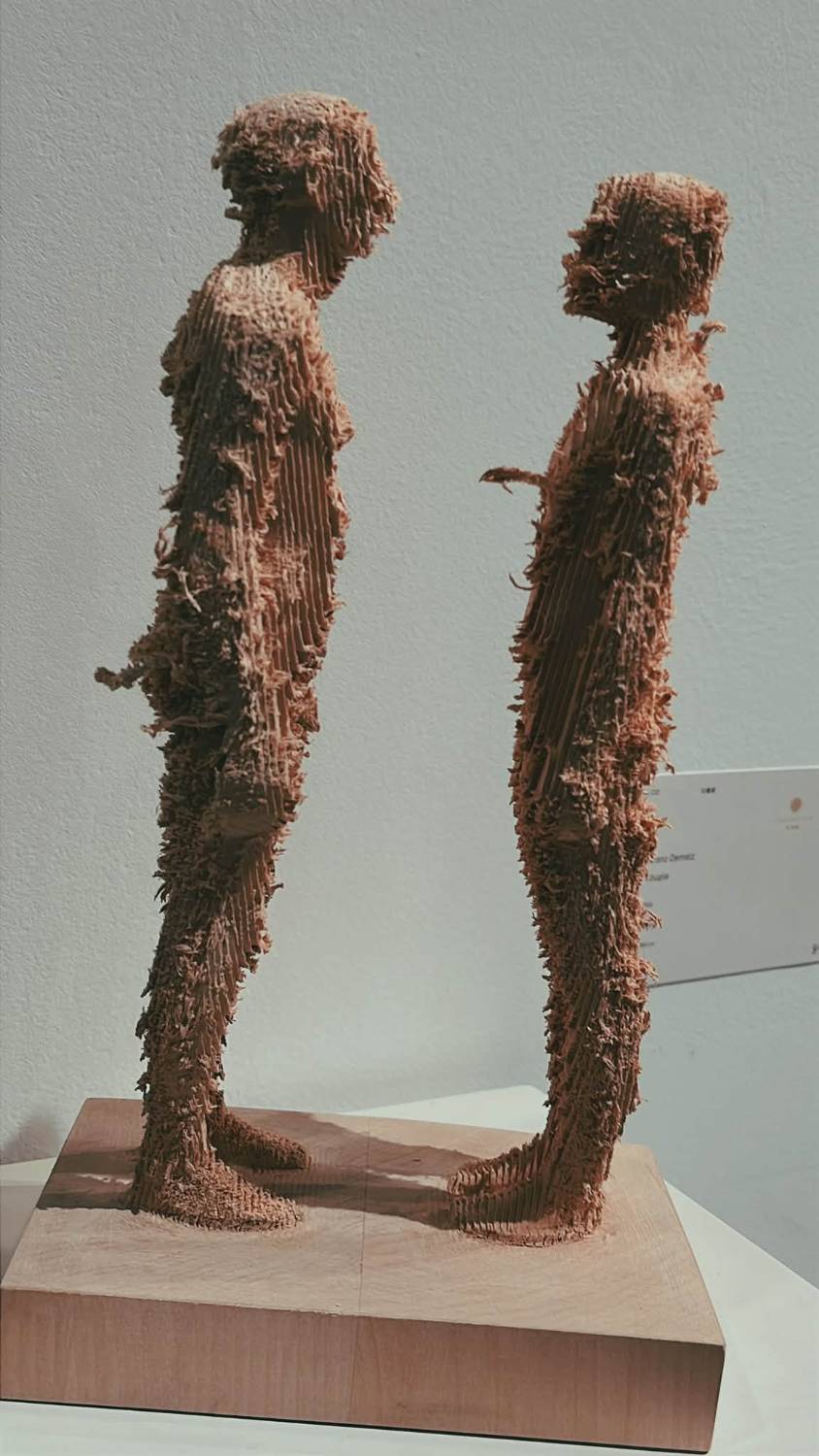 面對面卻無法觸碰的木刻人形