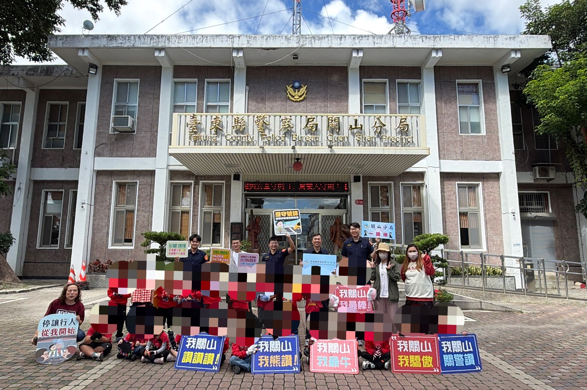 鴻德幼兒園師生與警方手持交通安全宣導牌合影(圖/關山分局提供)