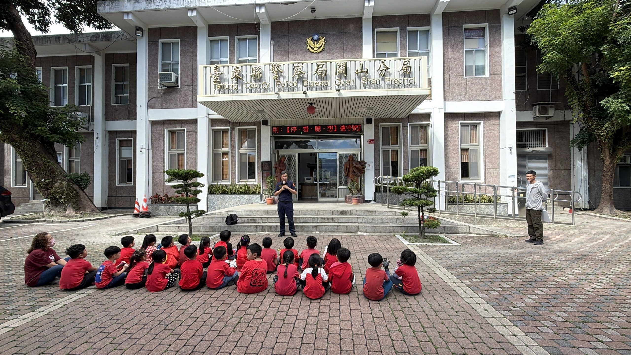 關山派出所所長張珈源向小朋友說明交通安全及自我保護觀念(圖/關山分局提供)
