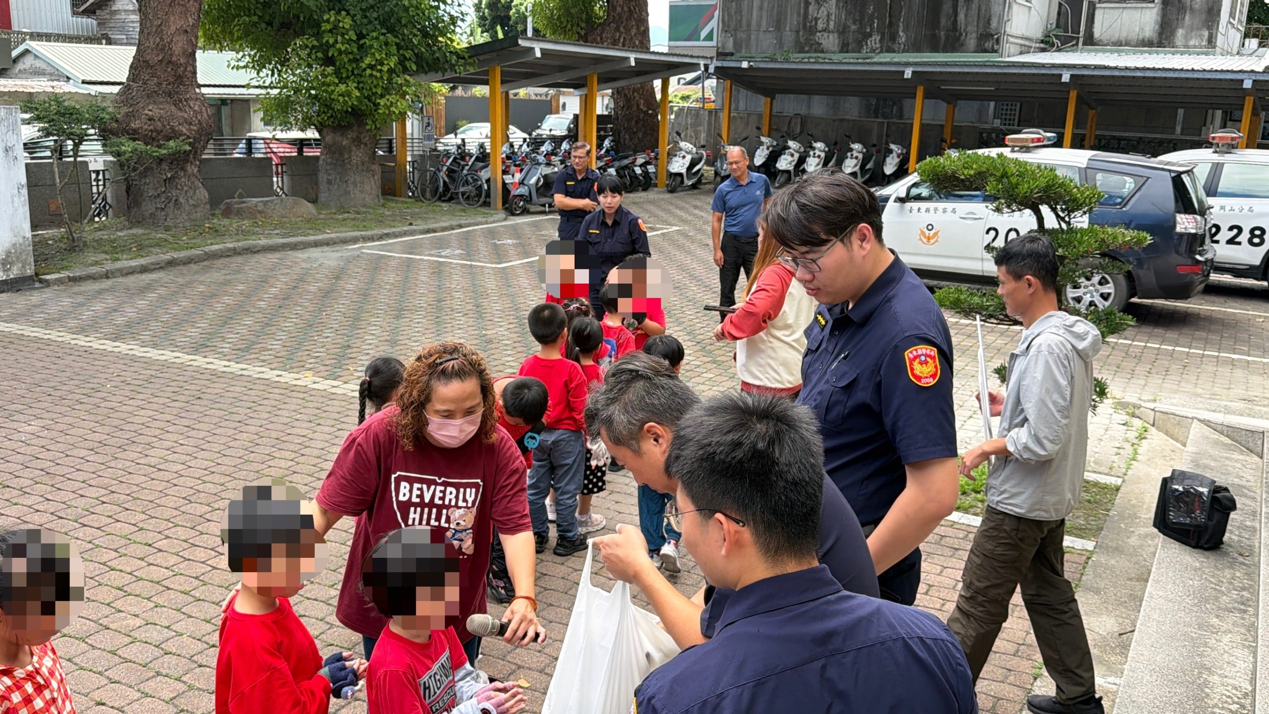 員警發放糖果與孩子們互動(圖/關山分局提供)