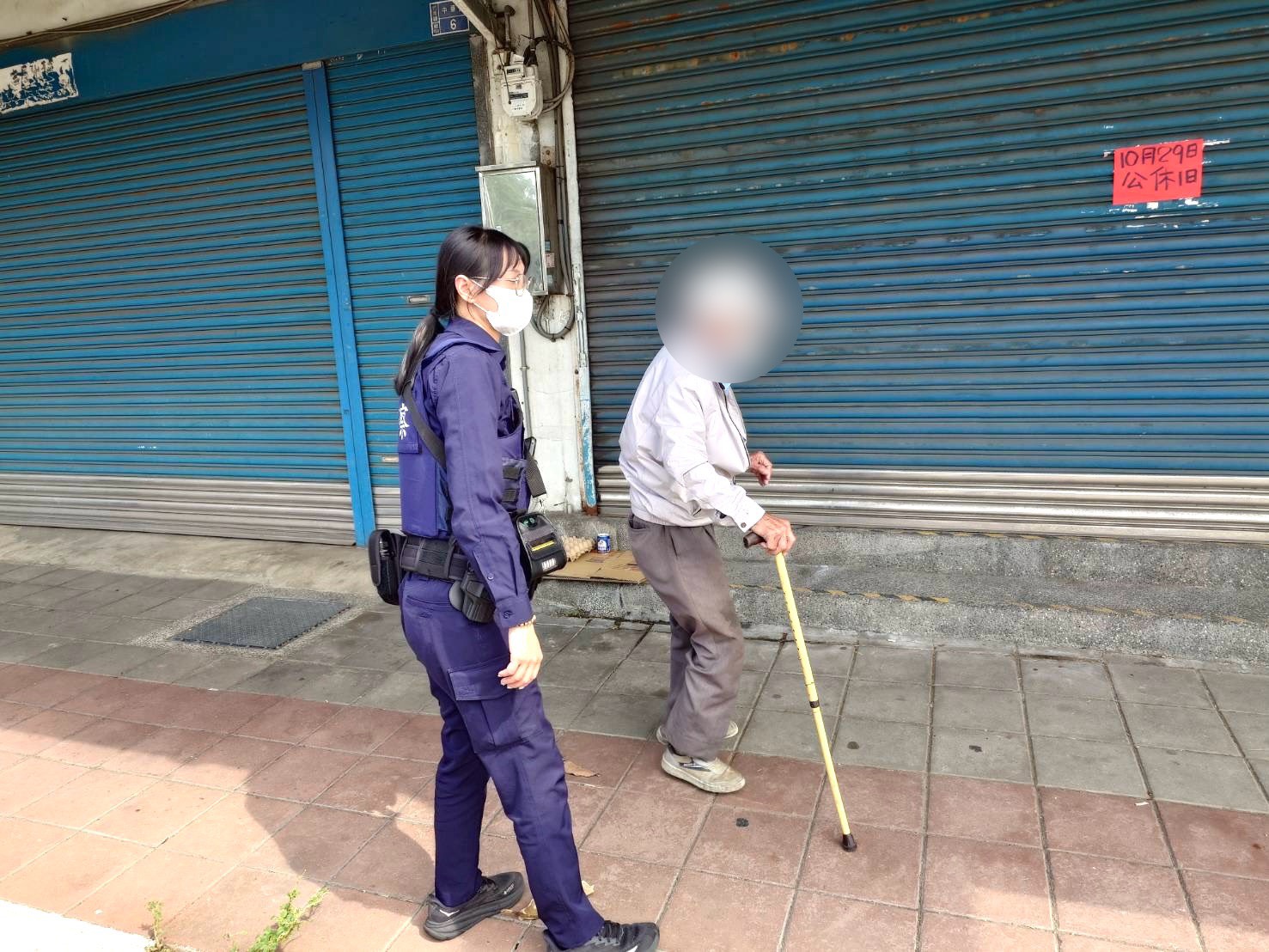 頭份派出所員警陪同徐姓老翁步行返家(圖/頭份分局提供)