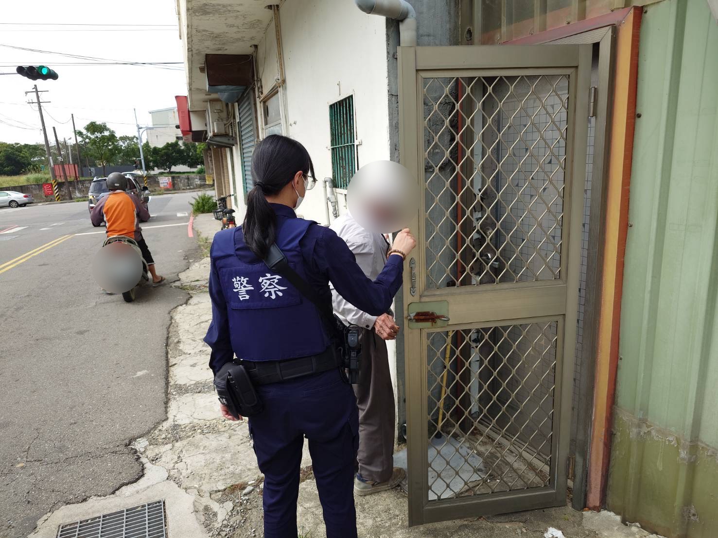 員警確認老翁安全進入住處(圖/頭份分局提供)