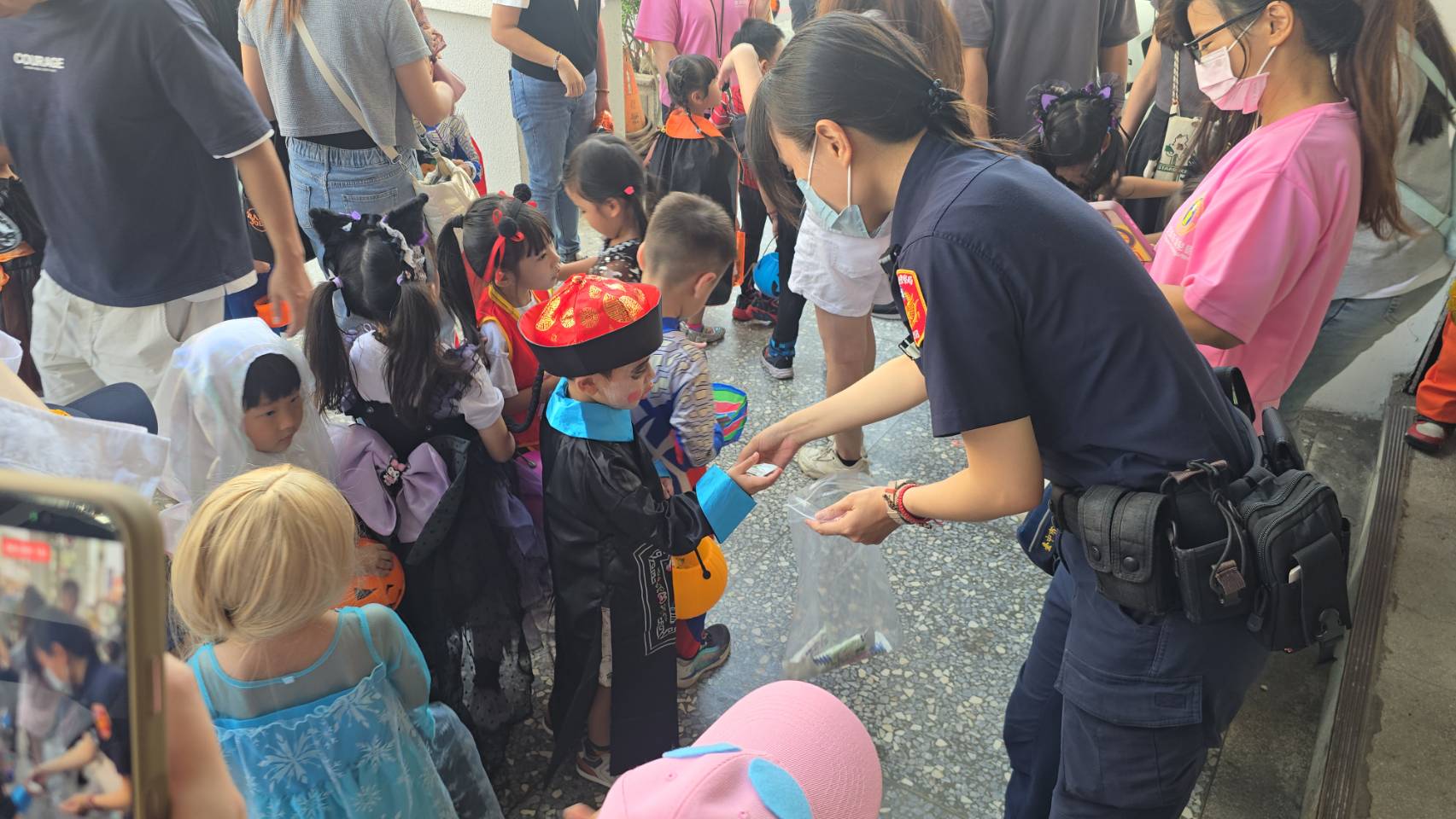 清水派出所員警發放糖果給變裝的幼兒園小朋友(圖/清水分局提供)