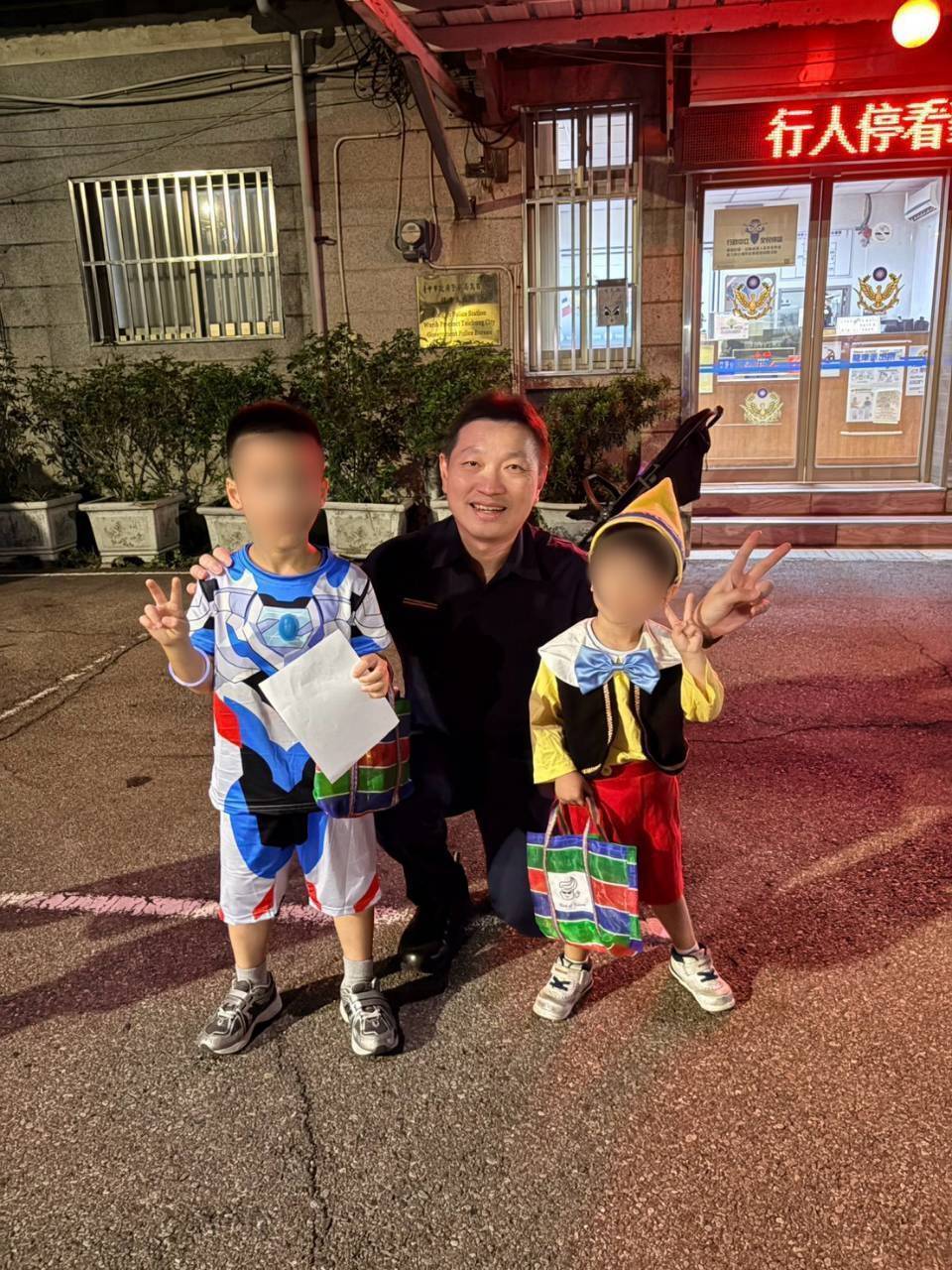 龍津派出所所長李冠霖與變裝學童合影(圖/烏日分局提供)