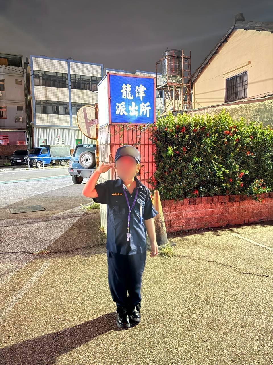 打扮成「迷你版波麗士」的小朋友在派出所前敬禮(圖/烏日分局提供)