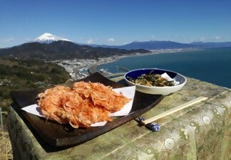 靜岡駿河灣櫻花蝦秋季捕撈開跑到12月24日　由比漁港吃生櫻花蝦、逛櫻花蝦館