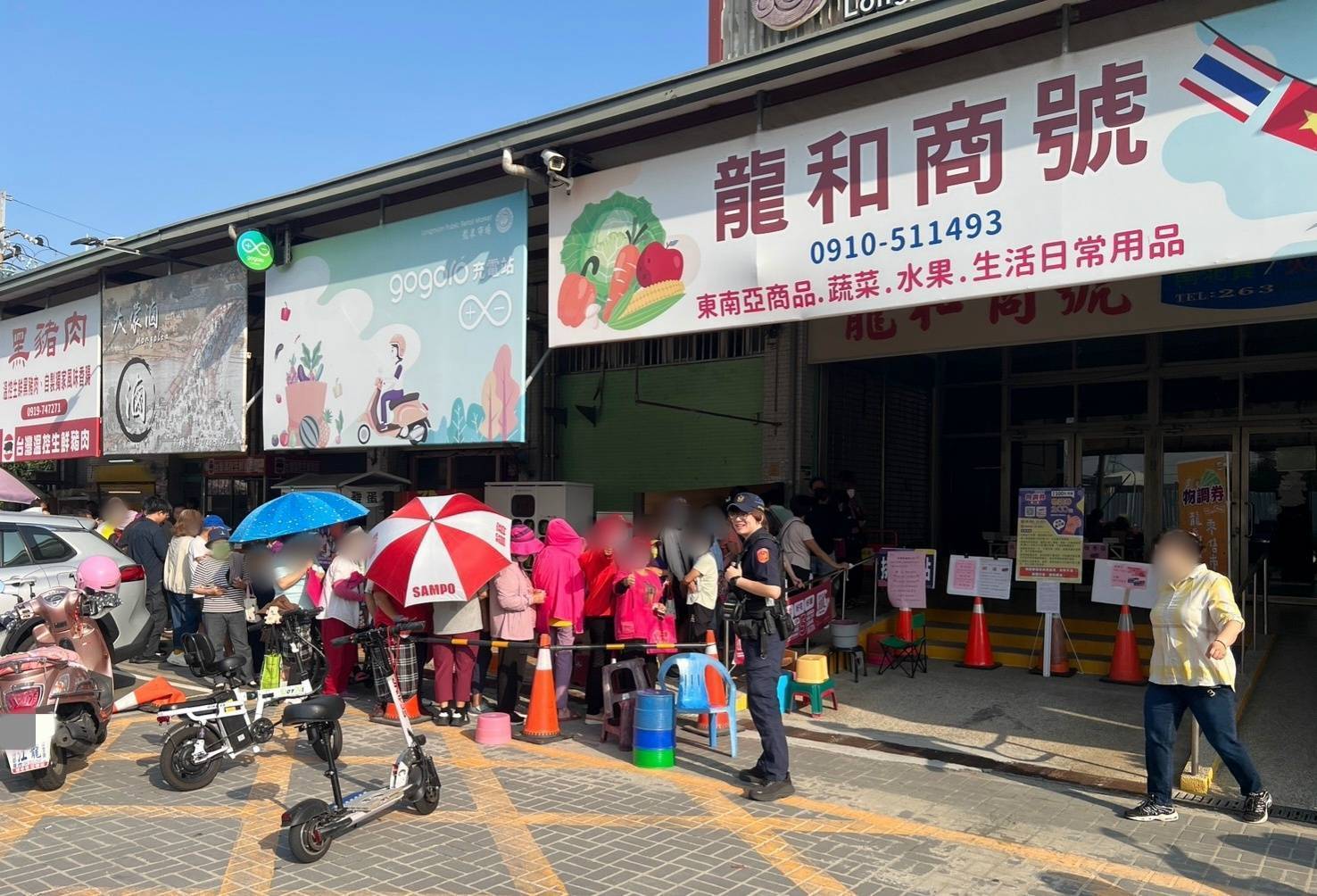 烏日分局員警在龍泉公有零售市場協助維持排隊秩序（圖／烏日分局提供）