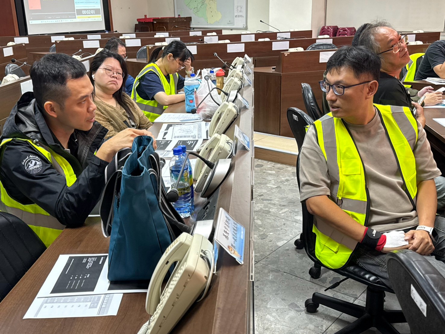 推演人員討論支援需求與任務分工(圖/基隆市消防局)