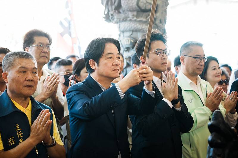 總統前往天母三玉宮參香祈福 鼓勵國人踴躍投票 深化民主與國家社會進步力量