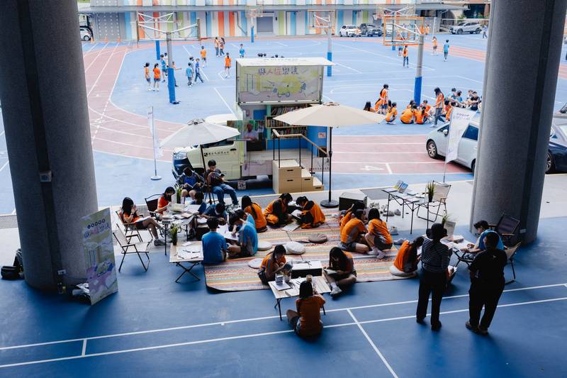 人權故事車巡迴抵達基隆銘傳國中 人權館教具箱《行過黑暗之路》用身體感知困難歷史