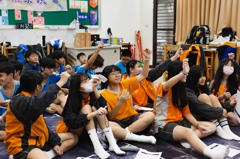 人權故事車巡迴抵達基隆銘傳國中 人權館教具箱《行過黑暗之路》用身體感知困難歷史