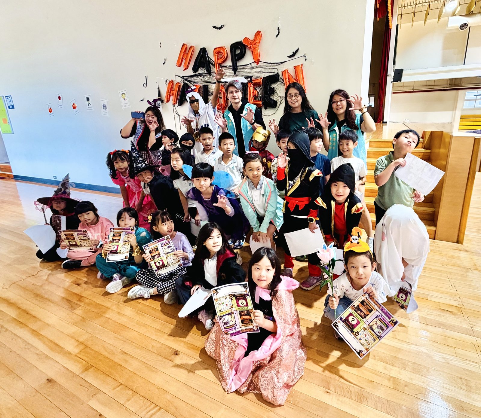 萬興國小-萬聖節閱讀趣!萬興國小讀報闖關玩雙語 大小學伴共學展現跨域學習力