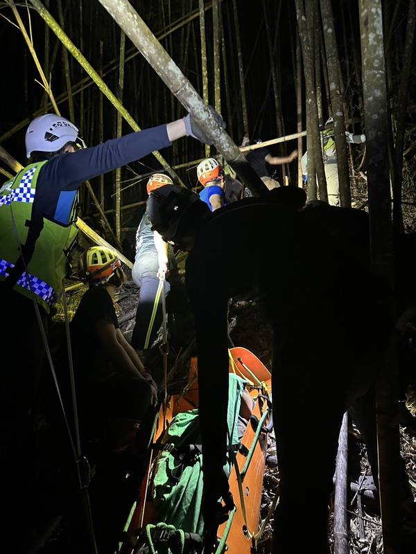 南庄山區民眾遭虎頭蜂螫傷 消防人員夜間接力搬運傷患送醫