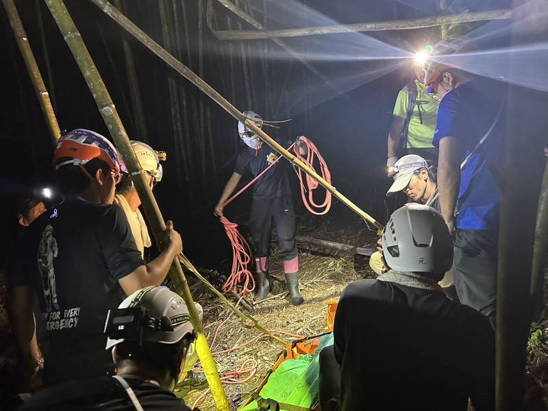 南庄山區民眾遭虎頭蜂螫傷 消防人員夜間接力搬運傷患送醫