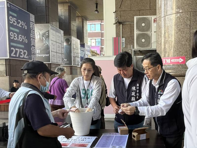 台中物調券第二波商圈排隊潮 多數30分鐘內兌換完畢