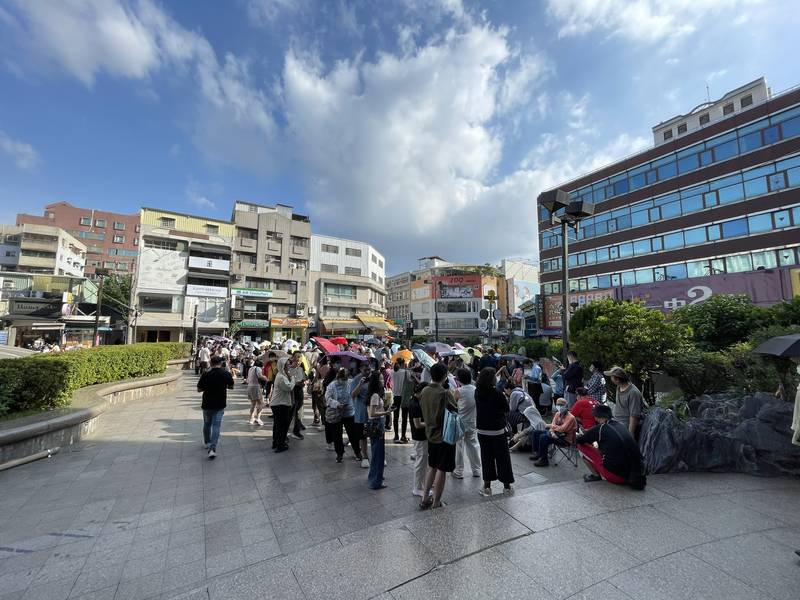 台中物調券第二波商圈排隊潮 多數30分鐘內兌換完畢