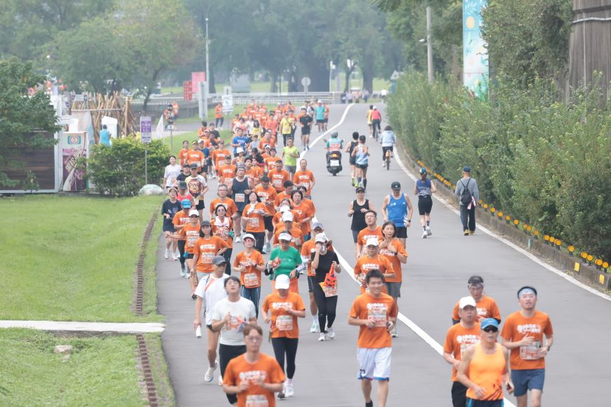 新北工安盃路跑近3000人清晨 80歲長者、5月嬰兒都來跑 68 《圖說〉新北市第12屆工安盃路跑場面壯觀。〈勞工局提供〉