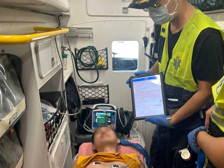 新北消全台首例導入AI判讀心電圖 救護車直通醫院搶救心肌梗塞 56 《圖說》科技與醫療資源整合,讓救護人員與醫院團隊無縫接軌,實現「患者未到院、導管室已備妥」---示意圖非當事人。〈消防局提供〉