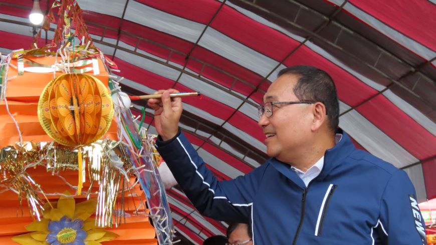 淡水河河祭超薦亡靈連辦3天 侯友宜祈求水陸平安 33 《圖說》侯友宜市長為龍王船及西方船點睛儀式。〈民政局提供〉