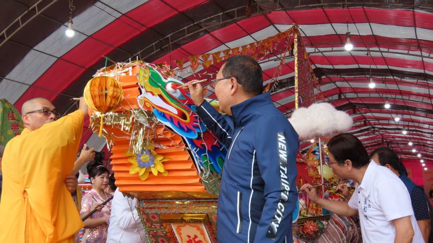 淡水河河祭超薦亡靈連辦3天 侯友宜祈求水陸平安 35 《圖說》龍王船及西方船點睛儀式二。〈民政局提供〉