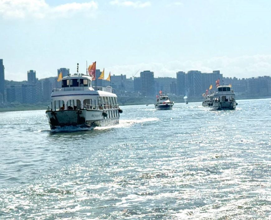淡水河河祭超薦亡靈連辦3天 侯友宜祈求水陸平安 36 《圖說》法師率眾搭船前往淡水河面進行河祭。〈民政局提供〉
