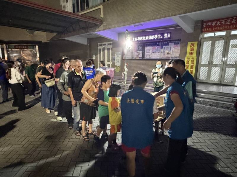 物調券第二波夜市開跑！台中12處夜市人潮湧現 學生揪團排隊享好康、民眾敲碗明年再辦
