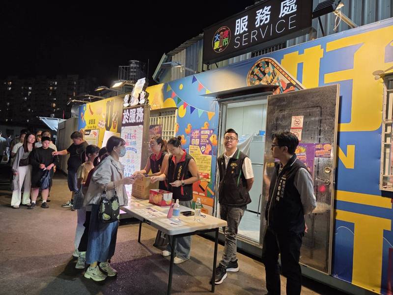 物調券第二波夜市開跑！台中12處夜市人潮湧現 學生揪團排隊享好康、民眾敲碗明年再辦