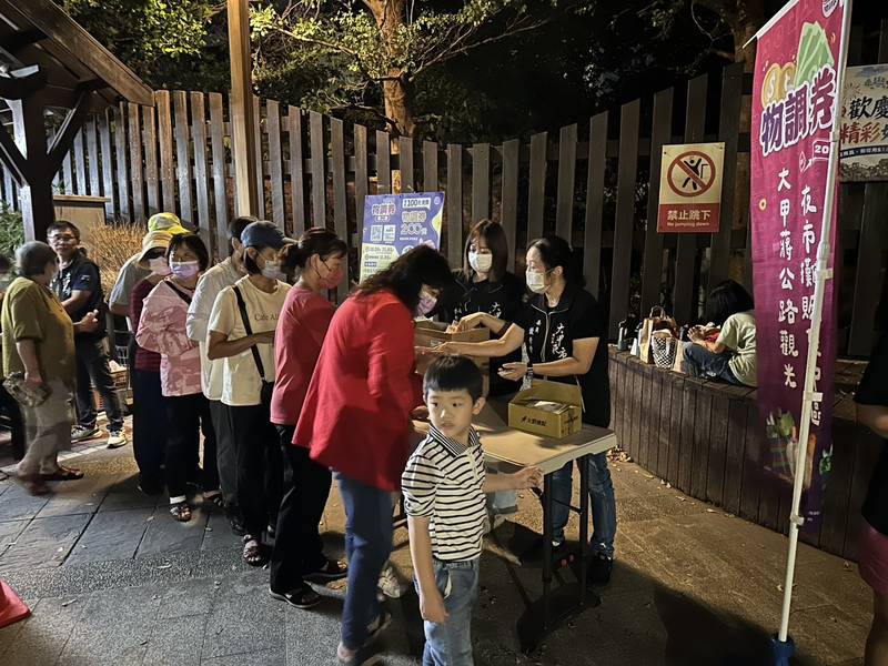 物調券第二波夜市開跑！台中12處夜市人潮湧現 學生揪團排隊享好康、民眾敲碗明年再辦