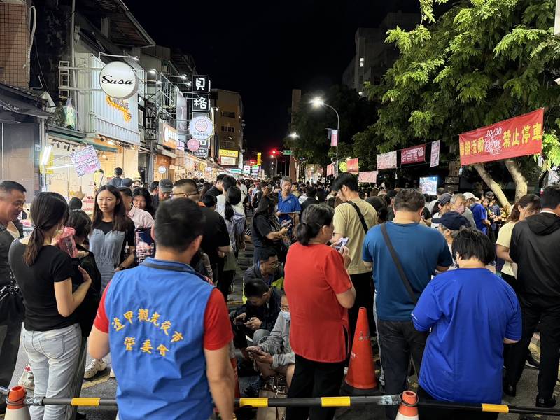 物調券第二波夜市開跑！台中12處夜市人潮湧現 學生揪團排隊享好康、民眾敲碗明年再辦