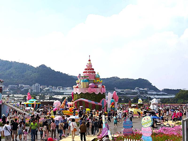 2026新社花海暨台中國際花毯節開幕!三麗鷗七位明星齊聚「甜點王國」