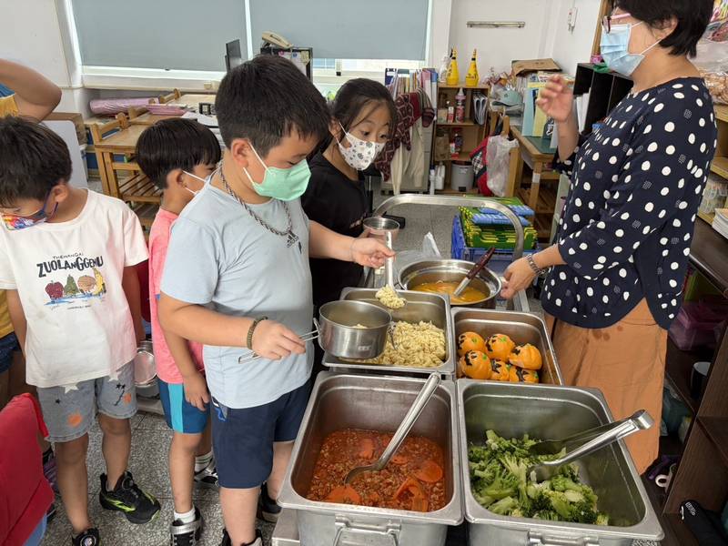 南市學校午餐創意變身萬聖節派對餐點 美味營養、歡樂登場