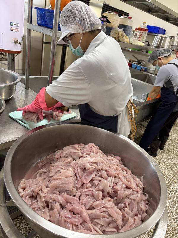 日本網友慕名拍攝台南營養午餐 網友羨喊:想重讀國小
