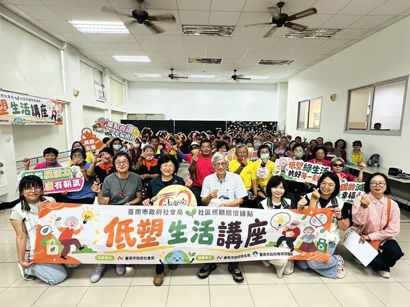 台南社區照顧關懷據點成果展 16組據點長輩載歌載舞