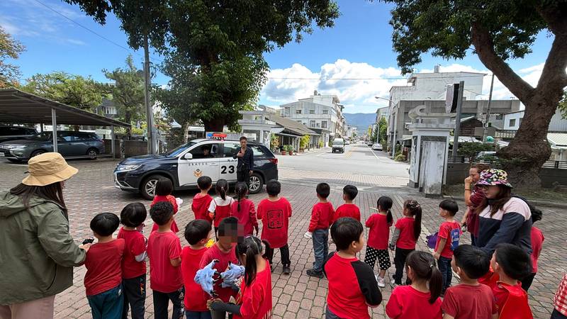 萌娃報到!鴻德幼兒園萬聖節拜訪關山警 舞蹈傳歡樂、互動學安全