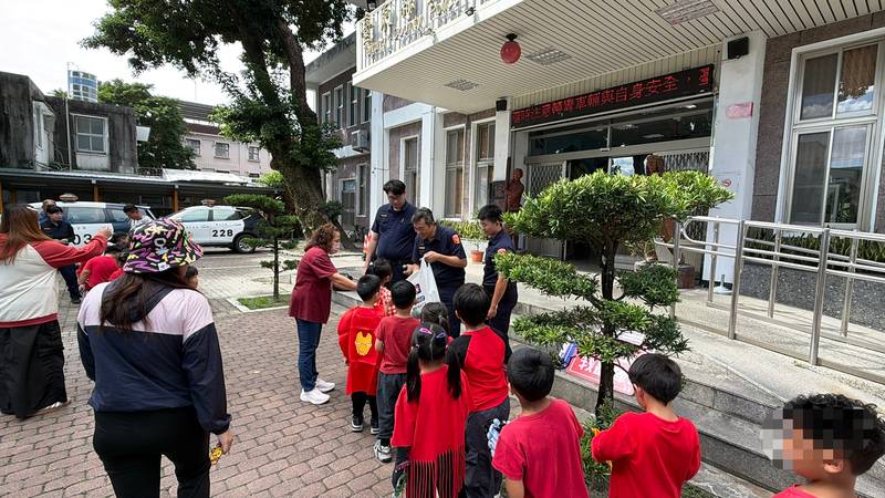 萌娃報到!鴻德幼兒園萬聖節拜訪關山警 舞蹈傳歡樂、互動學安全